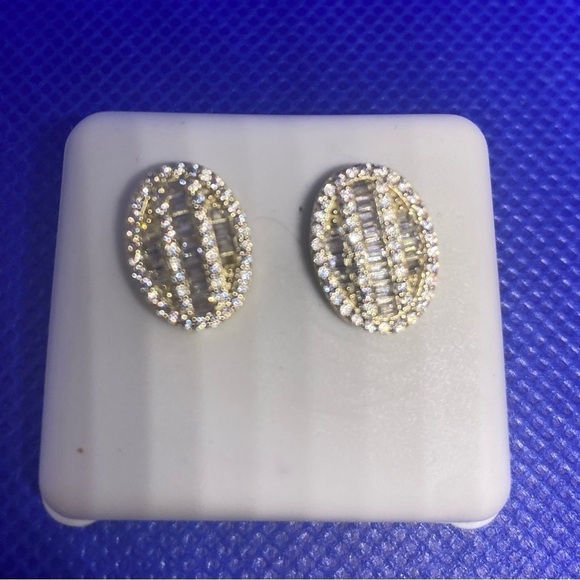 Oval Baggett cut diamond Pierce Earrings!
NWT - Picture 1 of 5